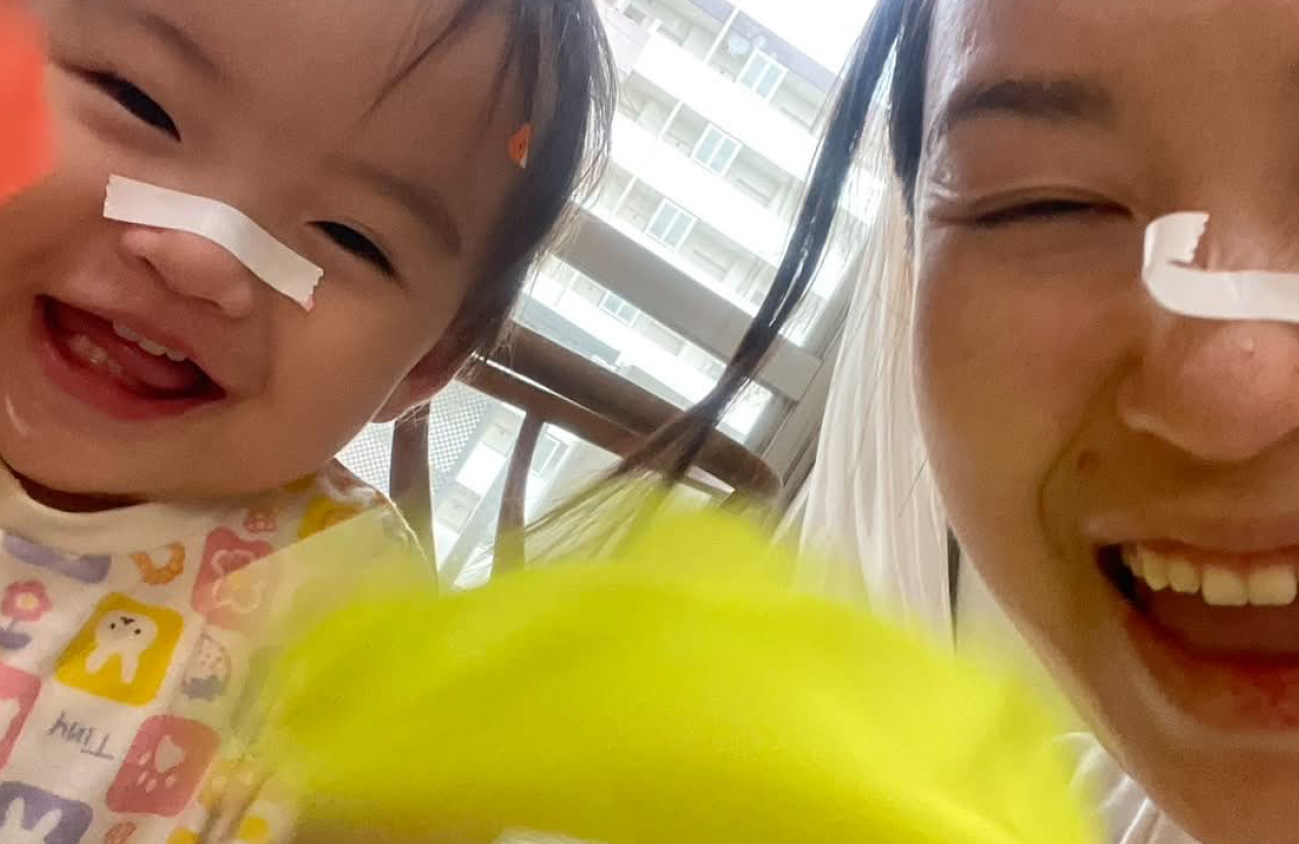 母親が子どもを笑顔で抱きしめている様子